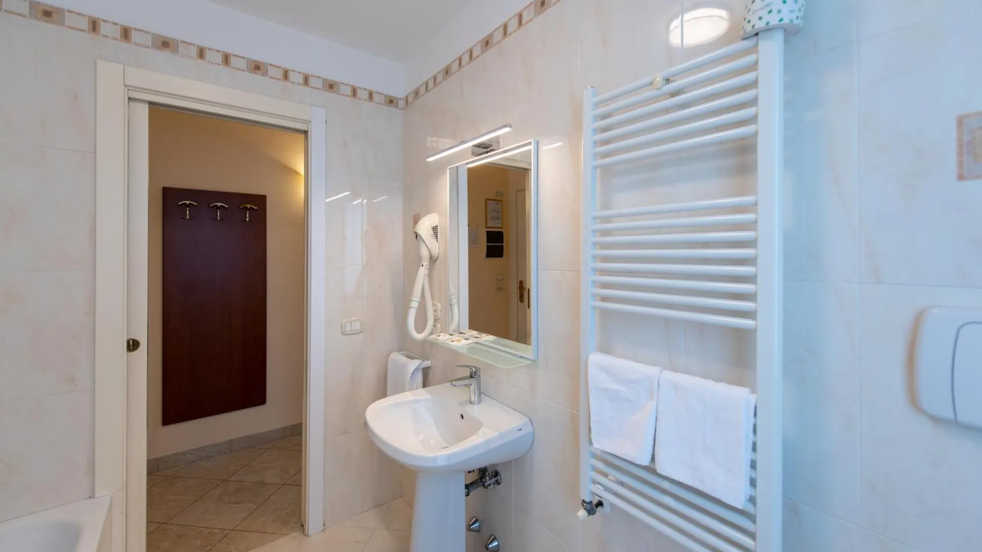 Hotel Ambasciata Venice - Atika & Atif Mestre 3*,