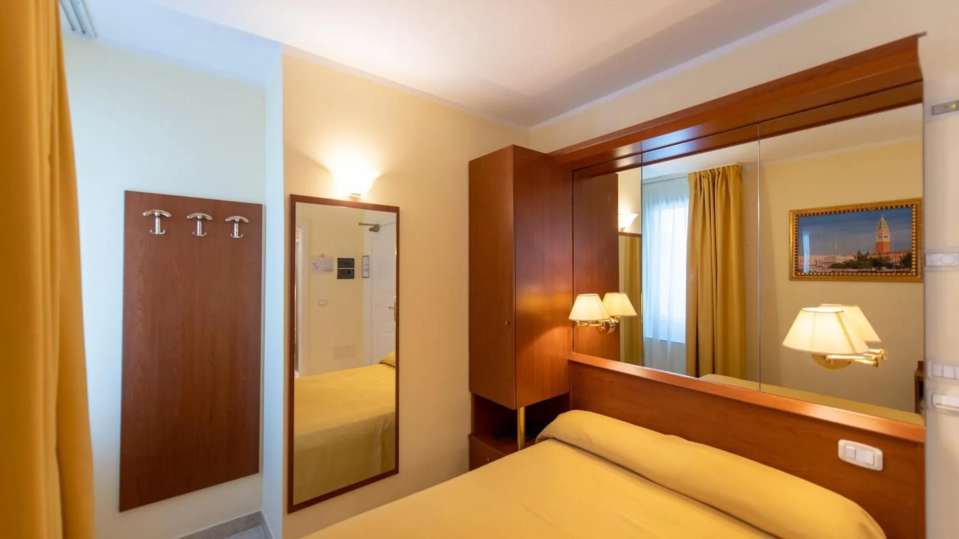 Hotel Ambasciata Venice - Atika & Atif Mestre